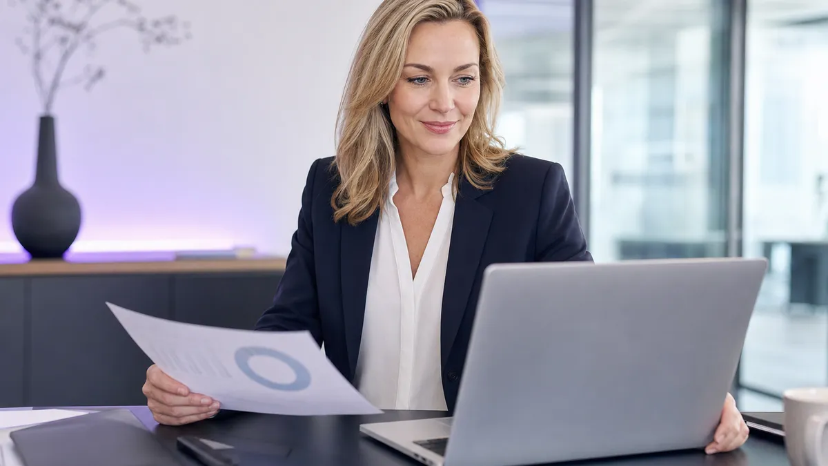 Unternehmerin vergleicht am Schreibtisch die Kosten von Marketing-Agentur, Freelancer und KI-Plattform, helle professionelle Büroszene