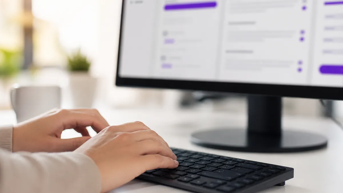 Hände tippen auf einer Tastatur, im Hintergrund Textbausteine im Markenstil mit violetten Akzenten